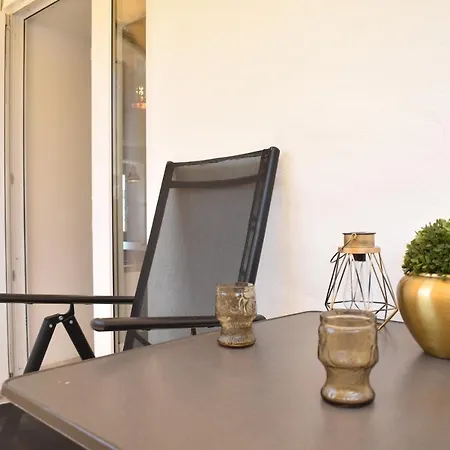 Spacious Centre With 3 Bedrooms شقة *