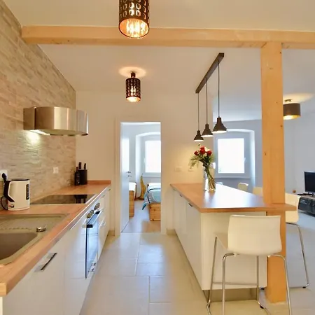 Spacious Centre With 3 Bedrooms * بولا