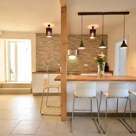 Spacious Centre With 3 Bedrooms *