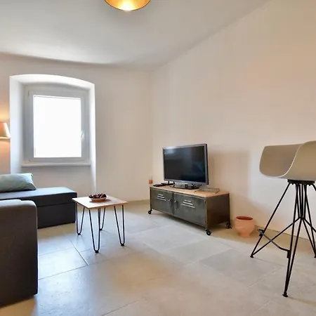 Spacious Centre With 3 Bedrooms Apartment Pula