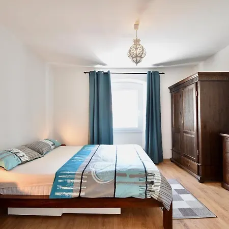 شقة Spacious Centre With 3 Bedrooms *