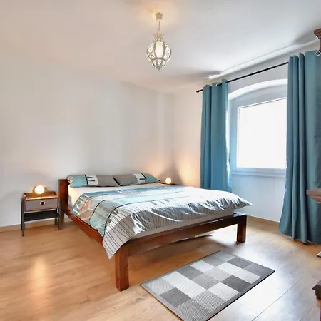 Apartment Spacious Centre With 3 Bedrooms Pula
