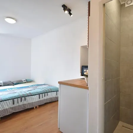 Spacious Centre With 3 Bedrooms *
