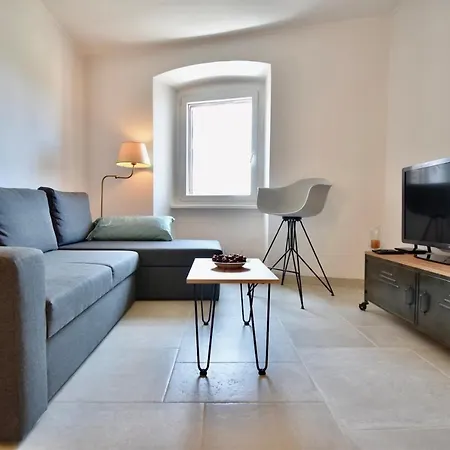 Spacious Centre With 3 Bedrooms Apartment *
