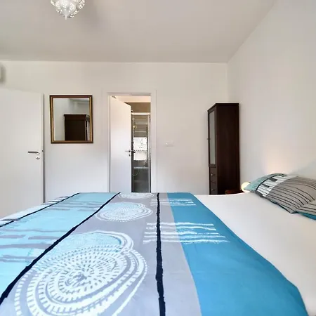 Spacious Centre With 3 Bedrooms Apartment *